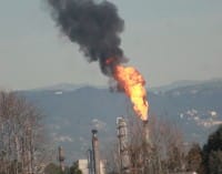 Morning commuters throughout the South Bay witnessed a large plume of black smoke from a controlled burn off Tuesday at the Chevron Refinery in El Segundo. Photo by Kevin Cody